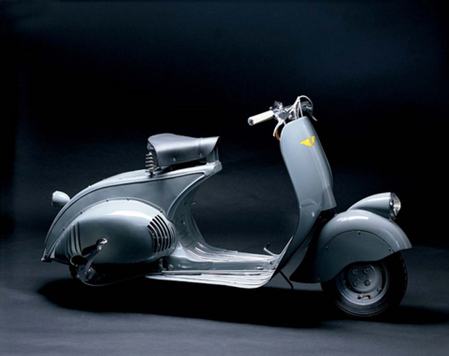 Sản phẩm Vespa đầu tiên được công bố tại triển lãm Milan năm 1946, và ngay trong năm đầu tiên này, Piaggio đã sản xuất 2.484 chiếc Vespa tại Italy trước khi sản lượng tăng lên 10.535 chiếc vào năm 1948. Tới năm 1950, Piaggio mở rộng sản xuất tới Đức, tăng sản lượng lên 60.000 chiếc và huyền thoại Vespa bắt đầu lan rộng ra khắp thế giới.
Trên ảnh là chiếc Vespa MP6