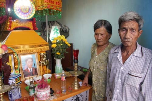 Tang thương gia đình 3 CN rơi hồ hóa chất - 3