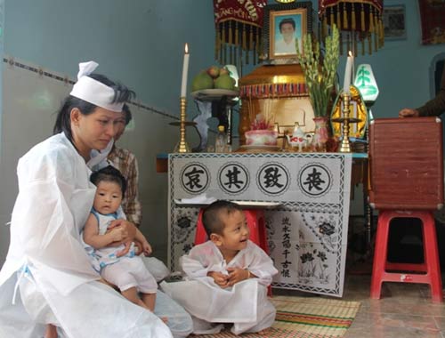 Tang thương gia đình 3 CN rơi hồ hóa chất - 2