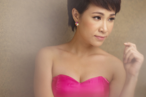 Uyên Linh và Mai Hương “đua nước rút” - 1