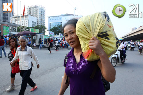 Người dân vật vã về quê nghỉ lễ - 3
