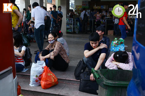 Người dân vật vã về quê nghỉ lễ - 11