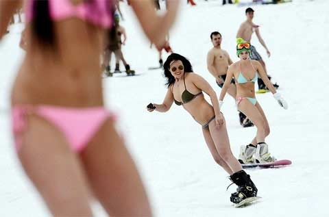 Nga: Hàng nghìn người mặc bikini trượt tuyết - 1