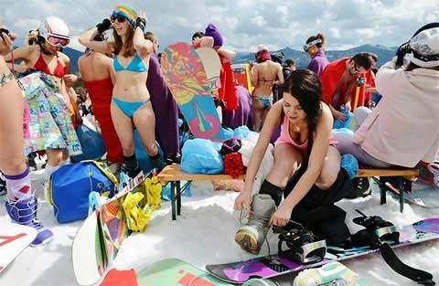 Nga: Hàng nghìn người mặc bikini trượt tuyết - 2