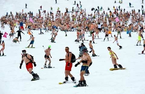 Nga: Hàng nghìn người mặc bikini trượt tuyết - 8