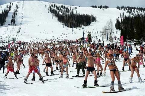 Nga: Hàng nghìn người mặc bikini trượt tuyết - 9