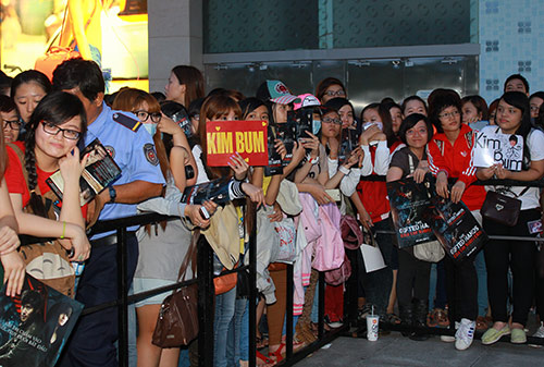 Kim Bum liên tục nói "Anh yêu em" với fan - 9