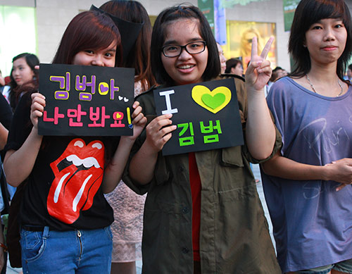 Kim Bum liên tục nói "Anh yêu em" với fan - 10