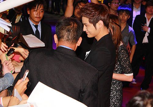 Kim Bum liên tục nói "Anh yêu em" với fan - 7