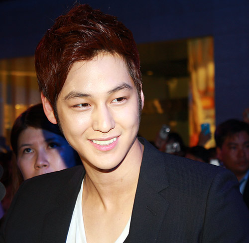 Kim Bum liên tục nói "Anh yêu em" với fan - 2