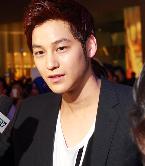 Kim Bum liên tục nói "Anh yêu em" với fan - 4