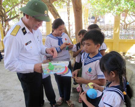 Công dân nhỏ tuổi ở Trường Sa - 2