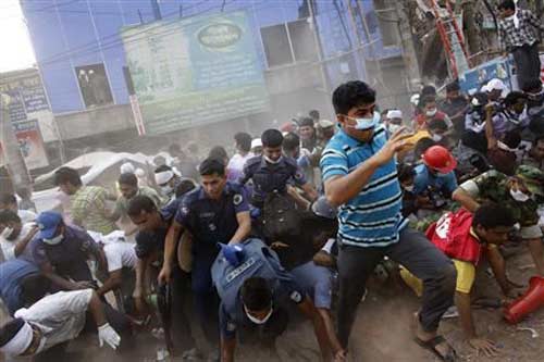 Bangladesh: Biểu tình lớn vì 300 người chết - 1