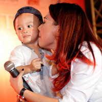 Ca nhạc - MTV - Thanh Thảo nựng con trên sân khấu