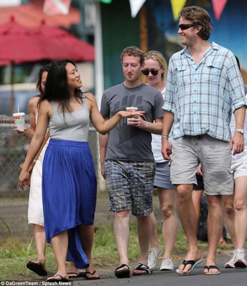 Ông trùm Facebook giản dị tại Hawaii - 1