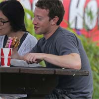Tài chính - Bất động sản - Ông trùm Facebook giản dị tại Hawaii