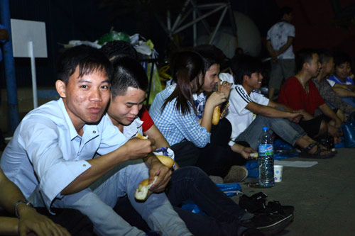 Fan Việt xếp hàng chờ mua Samsung Galaxy S4 - 2