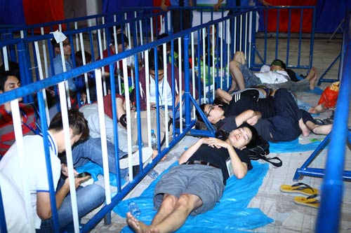 Fan Việt xếp hàng chờ mua Samsung Galaxy S4 - 4