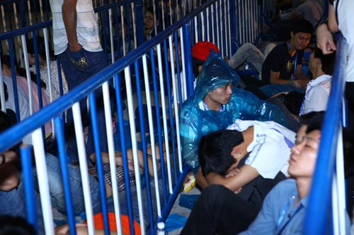 Fan Việt xếp hàng chờ mua Samsung Galaxy S4 - 5