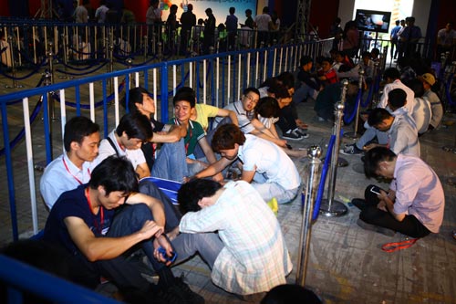 Fan Việt xếp hàng chờ mua Samsung Galaxy S4 - 3