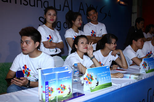 Fan Việt xếp hàng chờ mua Samsung Galaxy S4 - 10