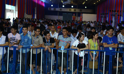 Fan Việt xếp hàng chờ mua Samsung Galaxy S4 - 9