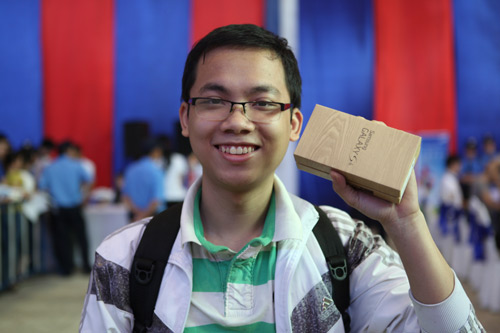 Fan Việt xếp hàng chờ mua Samsung Galaxy S4 - 11