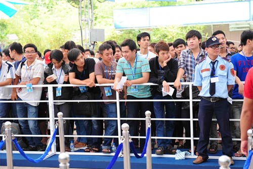 Fan Việt xếp hàng chờ mua Samsung Galaxy S4 - 13