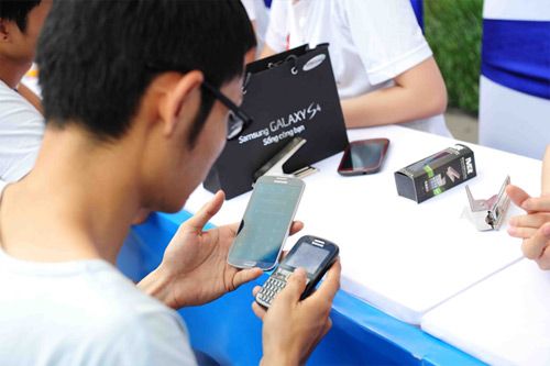 Fan Việt xếp hàng chờ mua Samsung Galaxy S4 - 15