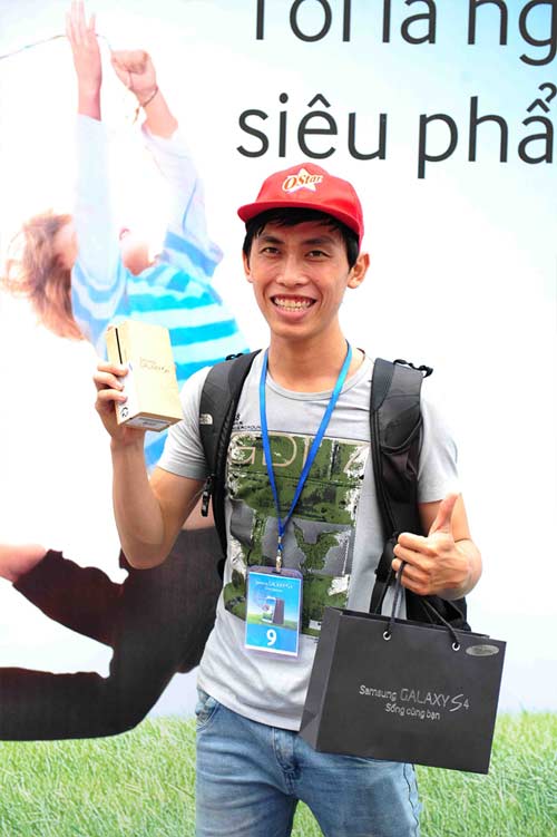 Fan Việt xếp hàng chờ mua Samsung Galaxy S4 - 1