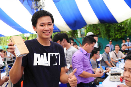 Fan Việt xếp hàng chờ mua Samsung Galaxy S4 - 2