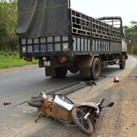 Tin tức trong ngày - Bị xe tải kéo nát 2 đùi, bà vẫn ôm chặt cháu