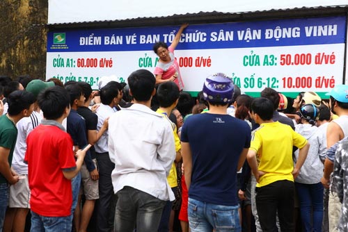 Ngất lịm vì mua vé trận SLNA – Ninh Bình - 1
