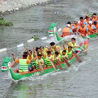 Tin tức trong ngày - Chùm ảnh: Đua thuyền rồng trên kênh Tàu Hủ