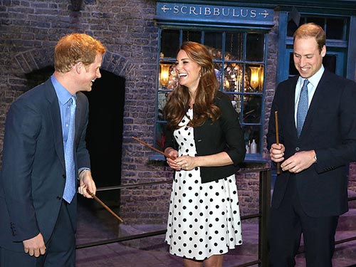 Hoàng gia Anh vui đùa ở trường quay Harry Potter - 1