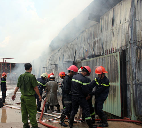 TPHCM: Cháy giữa trưa, 1.200m2 xưởng ra tro - 2