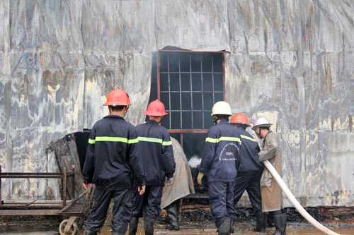 TPHCM: Cháy giữa trưa, 1.200m2 xưởng ra tro - 3