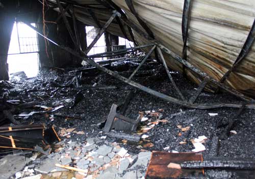 TPHCM: Cháy giữa trưa, 1.200m2 xưởng ra tro - 6