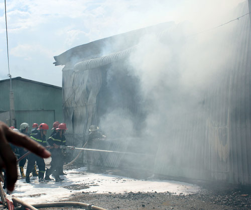 TPHCM: Cháy giữa trưa, 1.200m2 xưởng ra tro - 4