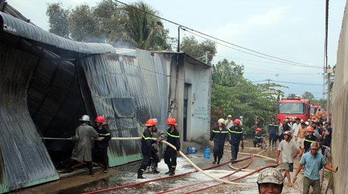 TPHCM: Cháy giữa trưa, 1.200m2 xưởng ra tro - 5