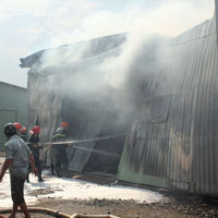 Tin tức trong ngày - TPHCM: Cháy giữa trưa, 1.200m2 xưởng ra tro