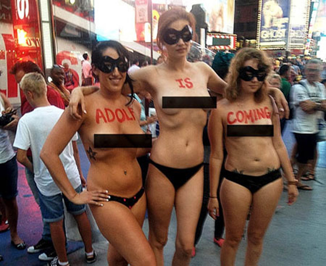 Để quảng bá cho vở kịch \'Bullet For Adolf\', Woody Harrelson đã bỏ tiền ra thuê ba người phụ nữ diễu hành trong trạng thái bán khỏa thân trên đường phố, New York, Mỹ ngày 17/7/2012.