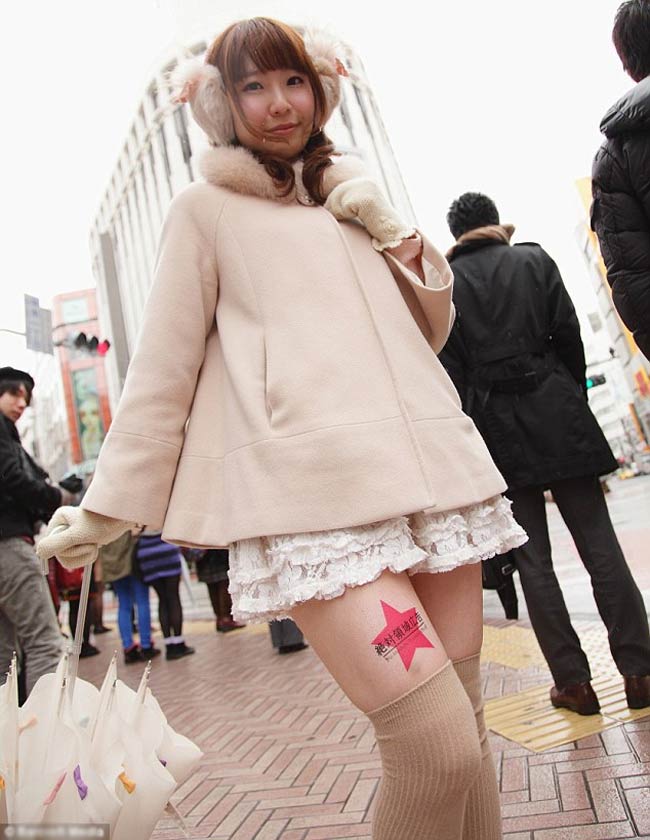 Ở Nhật Bản đang rộ mốt quảng cáo trên đùi các thiếu nữ. Đây được coi là một xu hướng quảng cáo vô cùng mới lạ.