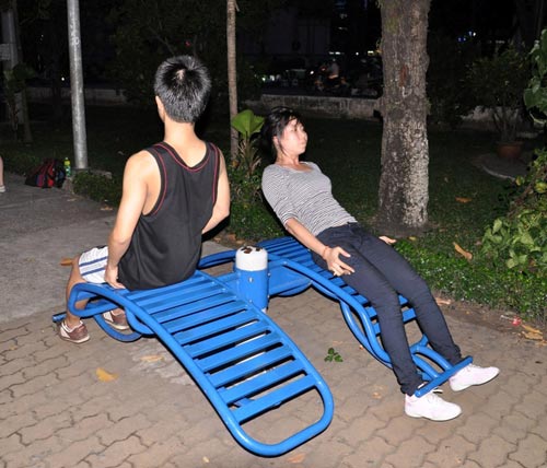 Hình ảnh "lạ" trong công viên ở TPHCM - 2