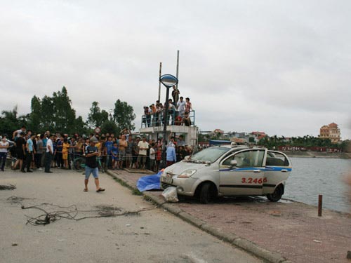 Câu cá, phát hiện taxi, xác tài xế dưới hồ - 1