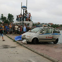 Pháp luật - Câu cá, phát hiện taxi, xác tài xế dưới hồ