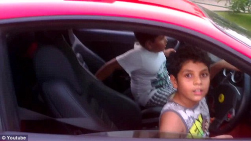 Ấn Độ: Bị bắt vì cho con 10 tuổi lái siêu xe - 1