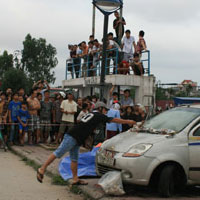 Pháp luật - Xác định danh tính tài xế taxi chết dưới đáy hồ