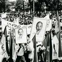 Tin tức trong ngày - 30/4/1975: Sáng tinh mơ kịp mọc một rừng cờ