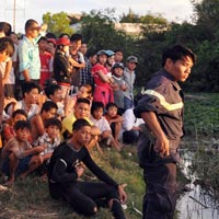 Tin tức trong ngày - Đang nhậu nhảy rạch để tắm, bị cuốn trôi